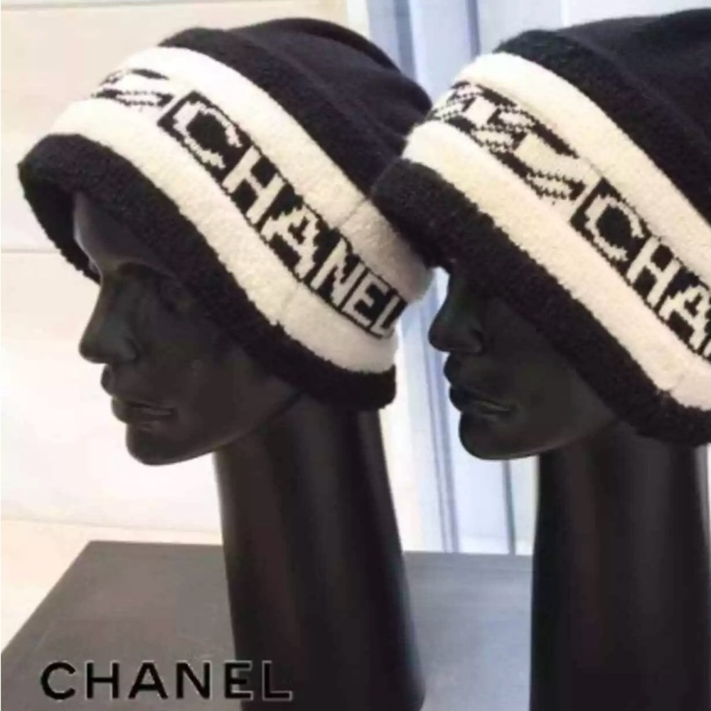 Chanel REV Black White Pom
Pom Cashmere CC Logo Knit Cloche Beanie Winter Hat - Picture 2 of 11
